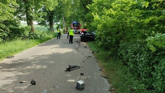  Koślinka. Auto uderzyło w drzewo. Nie żyje 20-letnia kierująca.