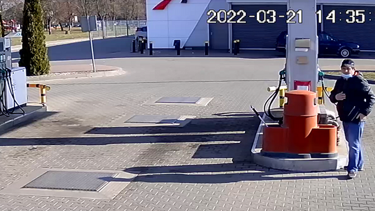 Kradzież z włamaniem do ciężarówki w Malborku Rozpoznajesz mężczyznę ? Skontaktuj się z policją.