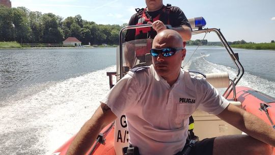  „Kręci mnie bezpieczeństwo nad wodą”. Malborscy policjanci patrolują linię brzegową oraz okolice kąpieliska miejskiego.