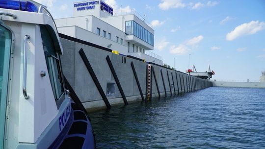 Krynica Morska. Policjanci eskortowali do brzegu kobietę dryfującą na materacu.