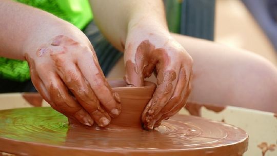 „Lepiarnia”, czyli warsztaty ceramiczne lepienia z gliny w malborskiej Szkole Łacińskej