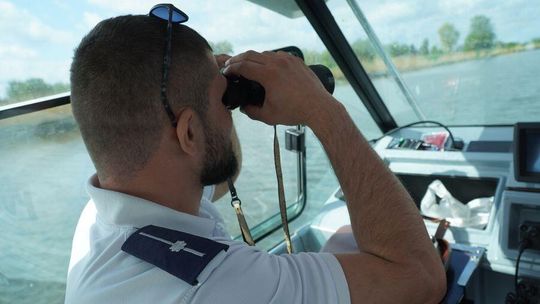 Majowe działania policjantów na wodach Pętli Żuławskiej – kontrole skuterów wodnych i innych jednostek pływających.