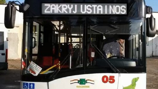 Malbork. Chcesz jechać autobusem? Załóż maseczkę.