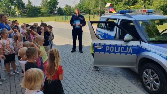 Malbork. Dzielnicowi rozmawiają z dziećmi o bezpieczeństwie podczas wakacji