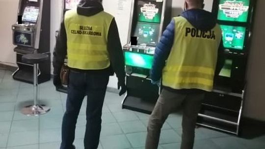 Malbork. Funkcjonariusze zabezpieczyli kolejne nielegalne automaty do gier hazardowych.