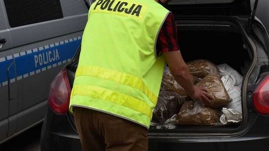 Malbork: Kryminalni z funkcjonariuszami pomorskiej KAS zabezpieczyli 65 kilogramów nielegalnego tytoniu