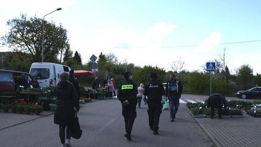 Malbork. Policjanci kontrolują działanie malborskiego targowiska.