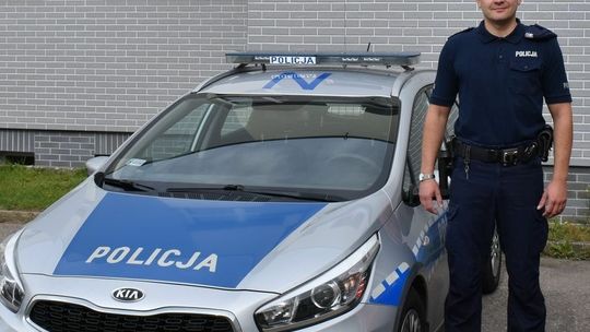 Malbork. Policjanci otrzymali zgłoszenie o chłopcu stojącym na parapecie na wysokości drugiego piętra. Interweniujący policjant ściągnął go z parapetu.