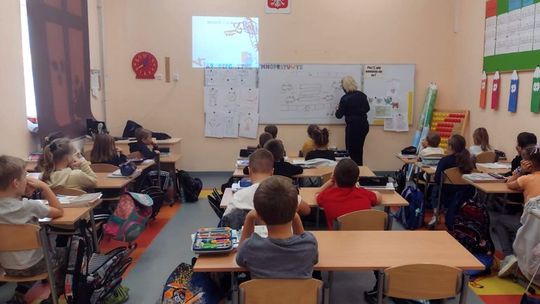 Malbork. Policjanci uczą dzieci bezpieczeństwa w drodze do szkoły