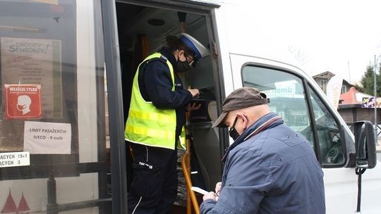 Malbork. Policjanci z sanepidem kontrolowali malborskie autobusy.