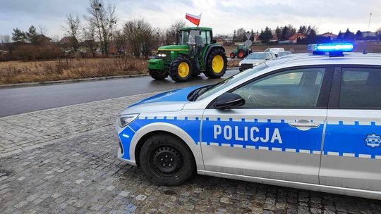 Malbork. Policjanci zabezpieczają protesty rolników.