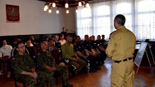 Malbork. Policjanci zachęcają do wstąpienia w ich szeregi.