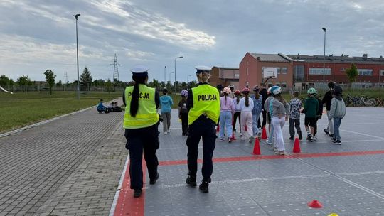 Malbork. Praktyczny egzamin na kartę rowerową pod nadzorem policjantek.