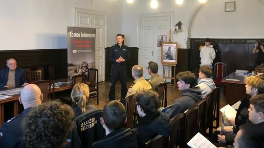 Malbork.Promocja zawodu policjanta w trakcie kwalifikacji wojskowej w Starostwie Powiatowym.