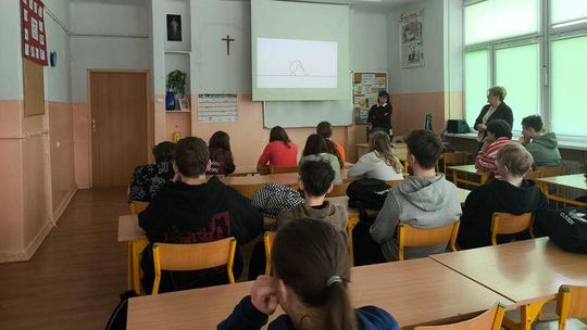 Malbork. Spotkania z młodzieżą na temat szkodliwości używek.