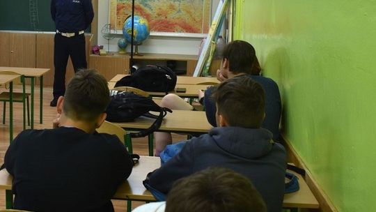 Malbork. Spotkanie policjanta z młodzieżą na temat bezpiecznego korzystania z jednośladów i UTO