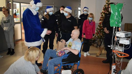 Malbork/Sztum. Niebieski Mikołaj odwiedził dzieci w Klinice Pediatrii w UCK w Gdańsku.