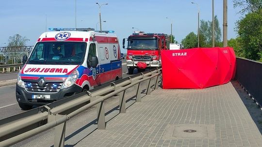 Malbork. Wypadek 77-letniego mężczyzny kierującego hulajnogą elektryczną z siedziskiem.