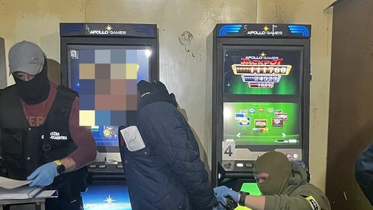 Malbork. Zabezpieczone nielegalne automaty do gier hazardowych. 3 mężczyzn w rękach policjantów i KAS-u
