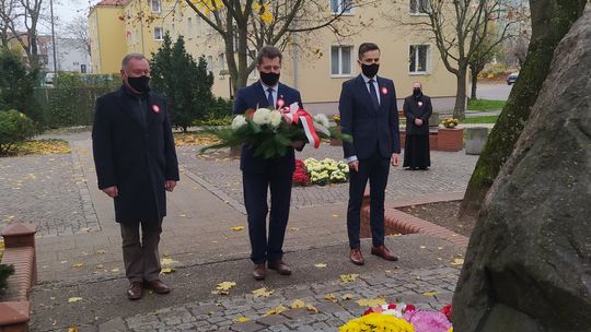 Malbork. Złożono kwiaty w 102 rocznicę odzyskania przez Polskę niepodległości. 