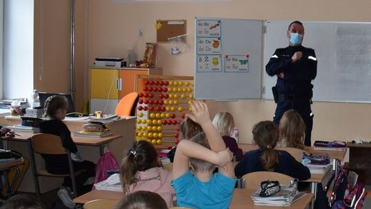 Malborscy dzielnicowi rozmawiają z dziećmi o bezpieczeństwie podczas ferii zimowych.