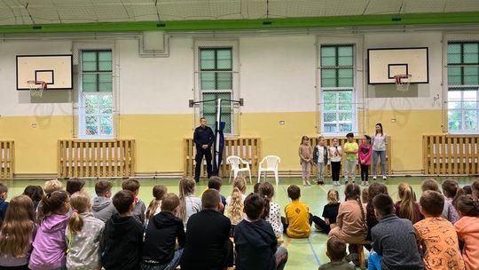 Malborscy dzielnicowi rozmawiają z dziećmi o bezpieczeństwie podczas wakacji