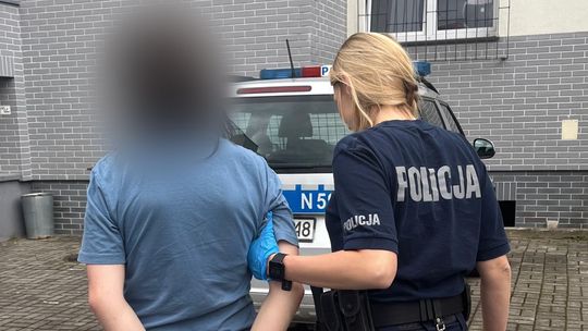 Malborscy dzielnicowi zatrzymali poszukiwanego 39-latka i 27-latkę, która posiadała narkotyki.