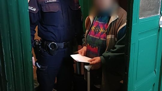 Malborscy policjanci pomogli seniorce zdobyć węgiel na opał.