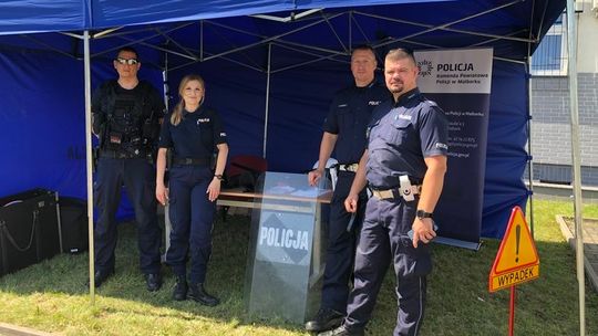 Malborscy policjanci rozmawiali m.in. o bezpieczeństwie podczas festynu przed Świętem Policji.