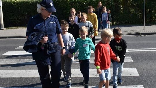 Malborscy policjanci uczą dzieci bezpieczeństwa w drodze do szkoły