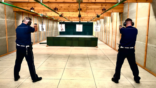 Malborscy policjanci uczestniczyli w szkoleniu strzeleckim.