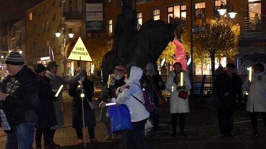 Malborscy Seniorzy i policjanci przypominali o noszeniu odblasków.