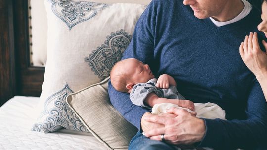 Mama (i tata) na urlopie. Świadczenia ZUS dla rodziców.