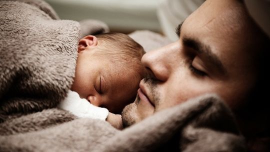 Mama (i tata) na urlopie. Zobacz z jakich świadczeń mogą skorzystać rodzice.