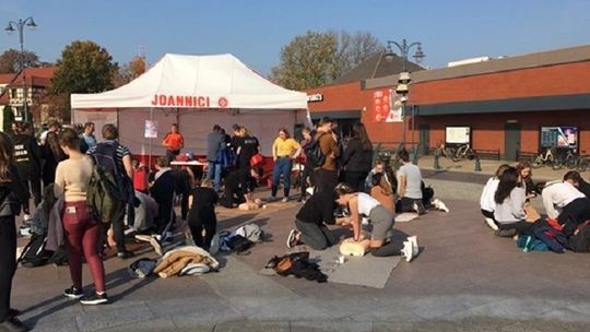 Manewry ratownicze i bicie rekordu w resuscytacji krążeniowo-oddechowej. Tak Malbork obchodził Dzień Ratownictwa Medycznego.