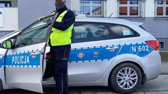 Mątowy Małe. Policjant drogówki zapobiegł tragedii i uratował nieprzytomnego kierowcę.