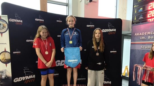 Medalowe starty malborskich pływaków MAL WOPR na zakończenie roku.