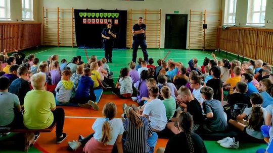 Mundurowi z Nowego Stawu spotkali się z dziećmi w ramach akcji „Kręci mnie bezpieczeństwo nad wodą”