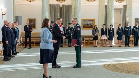 Naczelnik Pomorskiego Urzędu Celno-Skarbowego Maciej Siniarski z nominacją generalską.