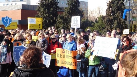 Nauczyciele protestowali w niedzielę na ulicach Malborka. 