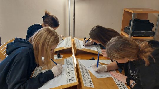 Nauka kaligrafii uczniów malborskiej „Sienkiewiczówki”.