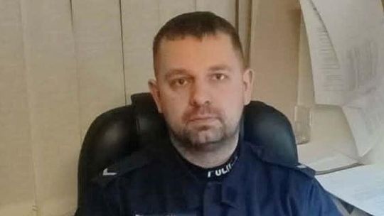 „Nawet z narażaniem życia”- dzielnicowy ze Starego Targu ewakuował 10 osób z zadymionego budynku.