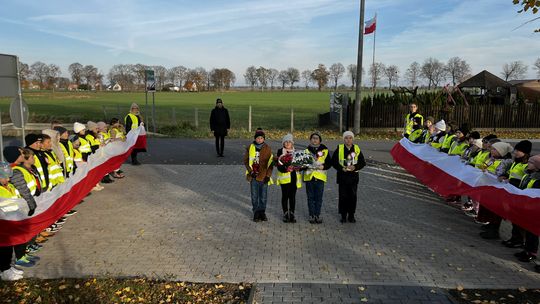 Niepodległa w SP w Starym Polu