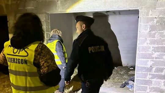 Nocne liczenie osób w kryzysie bezdomności na terenie Dzierzgonia.