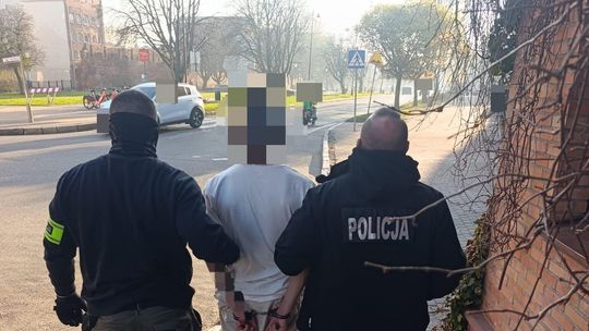 Nowodworscy kryminalni zatrzymali 20-latka, który oszukał seniorkę „na pracownika banku”.