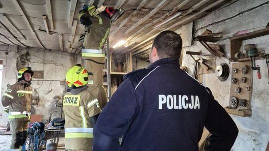 Nowy Staw. Policjanci pomogli 71-latkowi, który zasłabł na strychu. Nowy Staw. Policjanci pomogli 71-latkowi, który zasłabł na strychu.