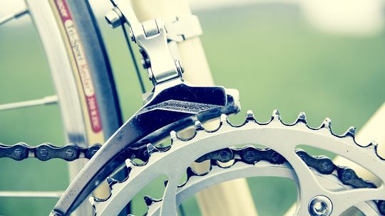 Obok kolei ponad 15 000 stojaków rowerowych