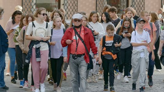 Ostatnie dni na zwolnienie ze składek dla prowadzących sklepiki szkolne, pilotów wycieczek i przewodników