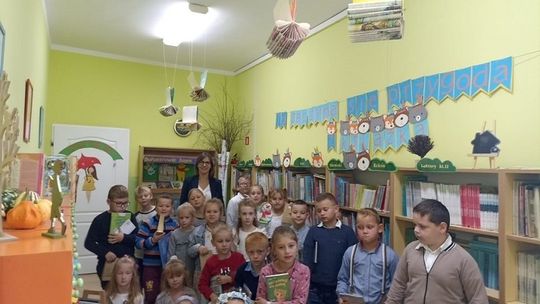 Pasowanie na czytelnika klas I w Szkole Podstawowej w Starym Polu.