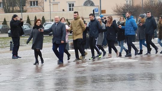 Po raz czwarty zatańczą poloneza na Placu Jagiellończyka. Zaproszenie dla malborskiej młodzieży.